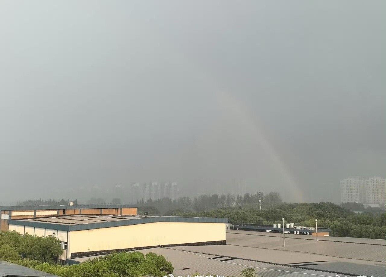 上海降雨过后，一些地方还出现了彩虹，你看到了吗？（图源自网友）