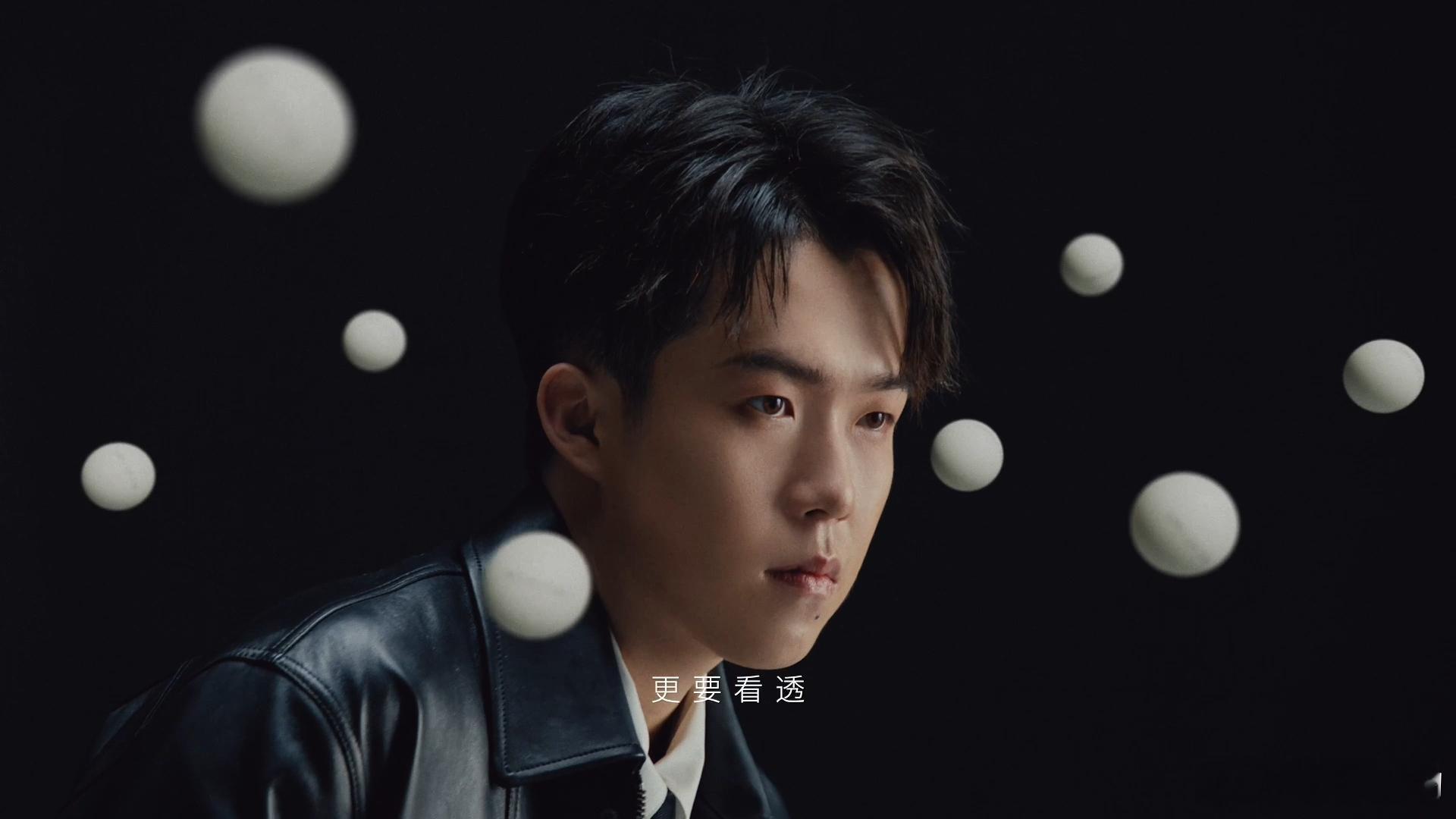 王楚钦的黑白物料鲨疯了！抬眸瞬间眼神杀力拉满， 王楚钦眼里有光   ，真的有被狠