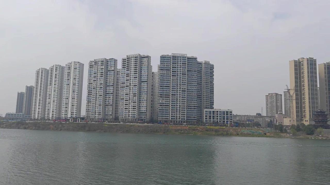 🌊重庆石门的烟火气，是藏在江两岸的温柔。站在江边望对岸高楼，江水悠悠，仿佛时光