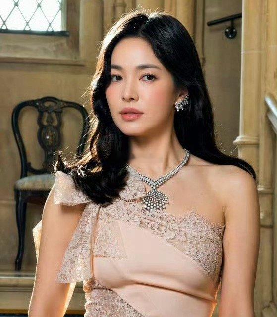 太美了，不是强装少女，也没有岁月留下的姐里姐气，非常自我、非常自由的美宋慧乔长发