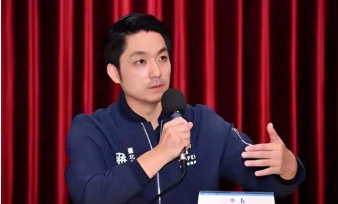 两蒋的棺材在台湾放了五十多年还没入土，蒋家后人想自费迁回大陆安葬，可蒋万安这个当
