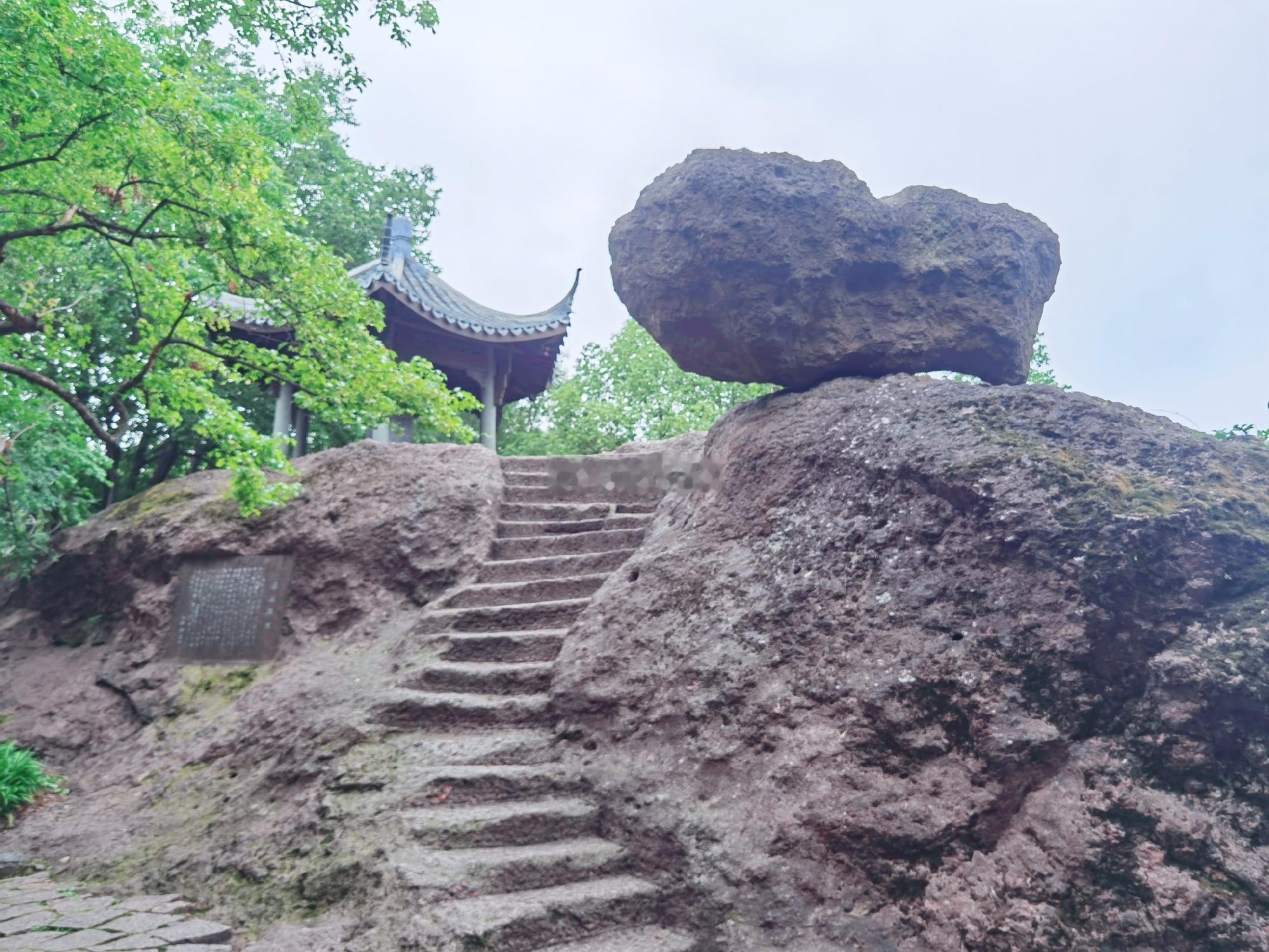 【西湖边含碧玉的宝石山，真实面目其实是座小型死火山，当年杭州地铁3号线在此遭遇异