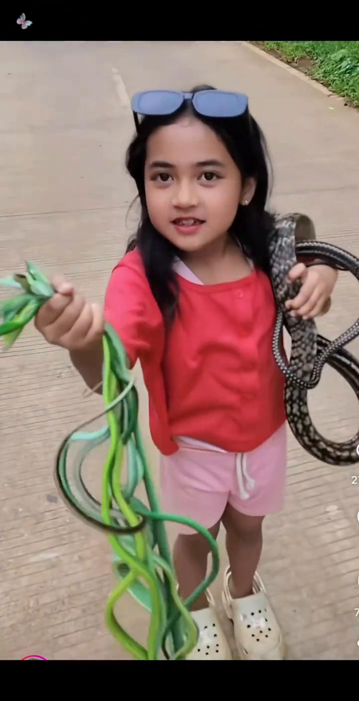 把住，他爸的皮掉到那里了，他妈去掉了。不的，把住，咋不要呢？不呢。
