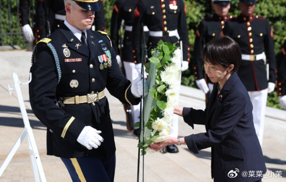 日本首相高市早苗近期赴美，专程前往美国阿灵顿国家公墓致敬默哀、敬献花圈，此举表面