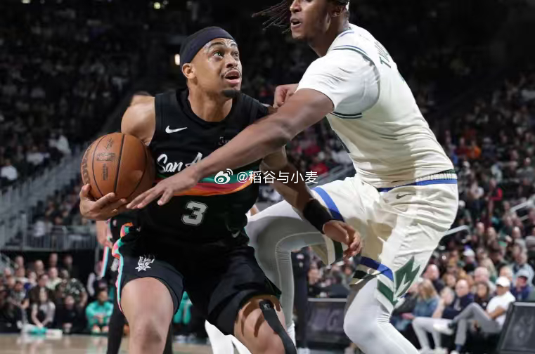 上赛季凯尔登-约翰逊在马刺的表现并不理想，到了赛季后半段更是越打越差，看起来非常