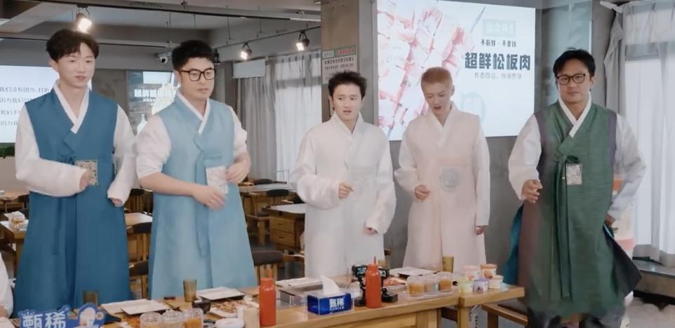鹿晗新发型还在适应中 感觉鹿晗自己都还没习惯，反应看起来特别真实 