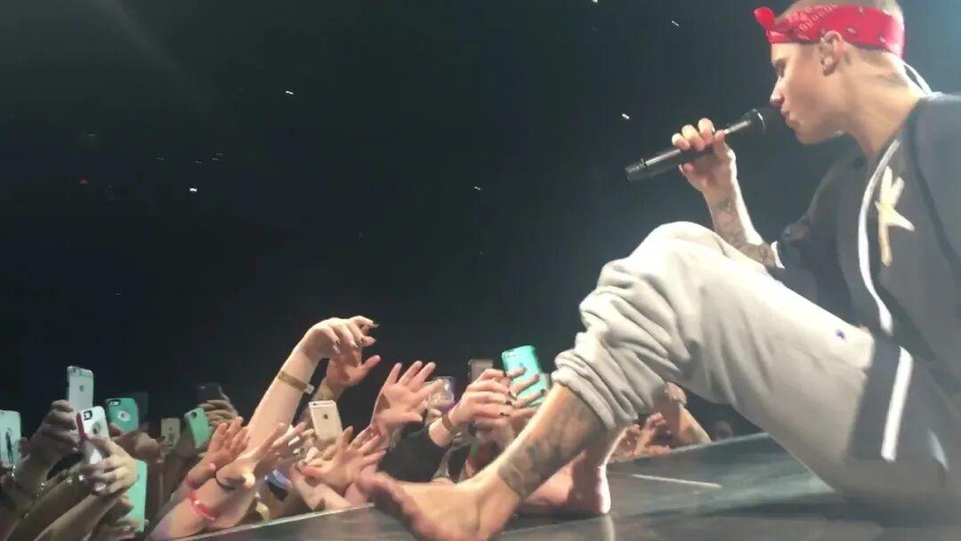 有时候演唱会第一排也不是很好，看不到很多画面，反而变成“沉浸式脚臭演唱会”。
很