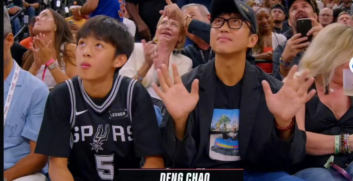 邓超带着儿子去看NBA总决赛了，好帅气的等等