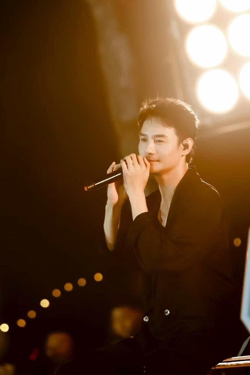 #歌手王凯限时返场#我真的不允许还有人没听过王凯唱的《贝加尔湖畔》，真的超级有画