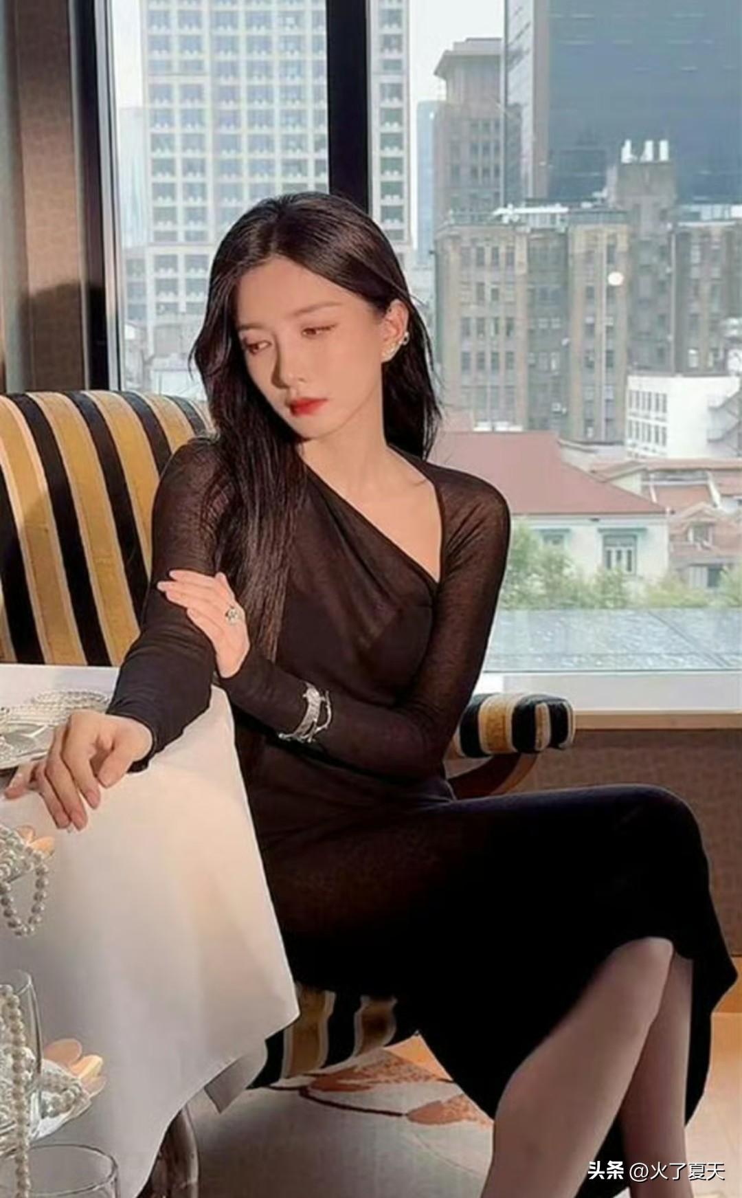 江疏影一袭黑裙搭配明艳红唇，冷艳氛围感拉满，颜值冲击力十足。 ​​​