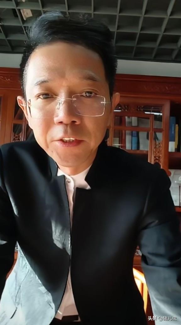 李律这波操作真的封神
会议结束后不愿走侧门
硬刚着要从大门堂堂正正离开，一句
“