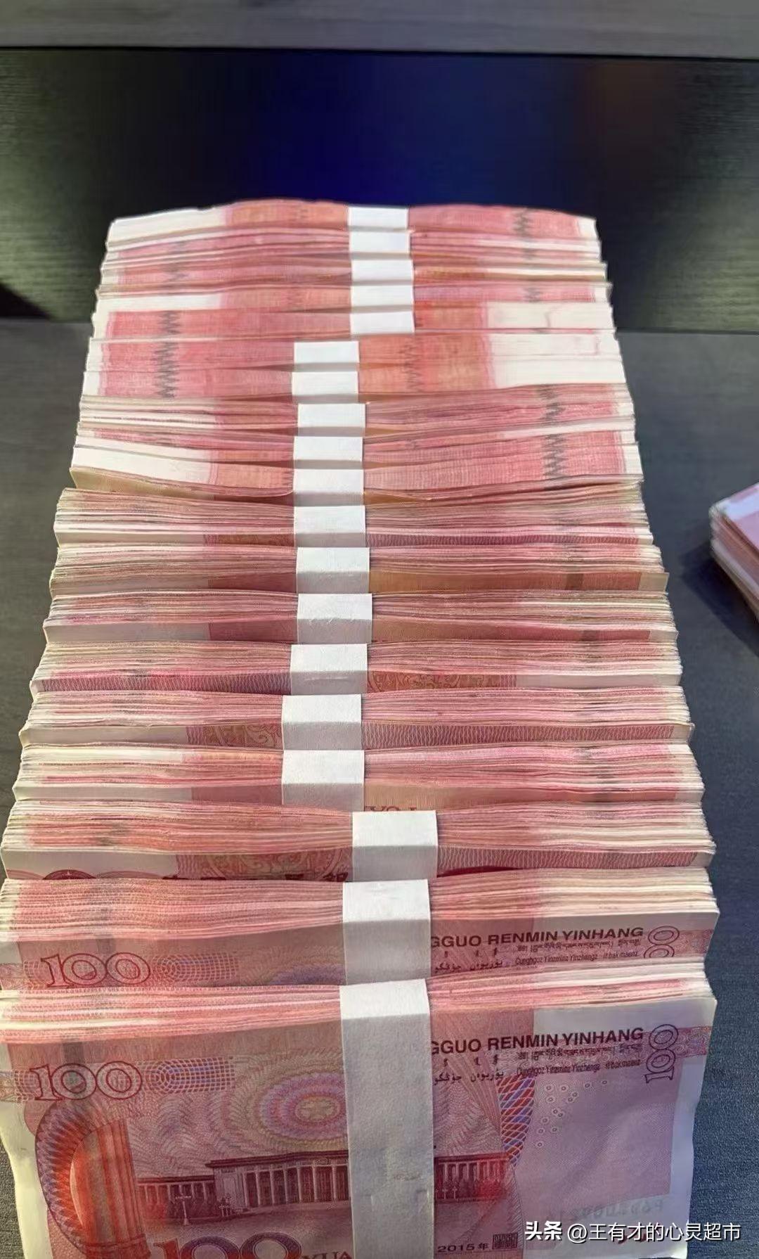 首先我必须得说，我爱钱，我很爱钱。这红彤彤的票子握在手里，是真真切切的踏实，生活