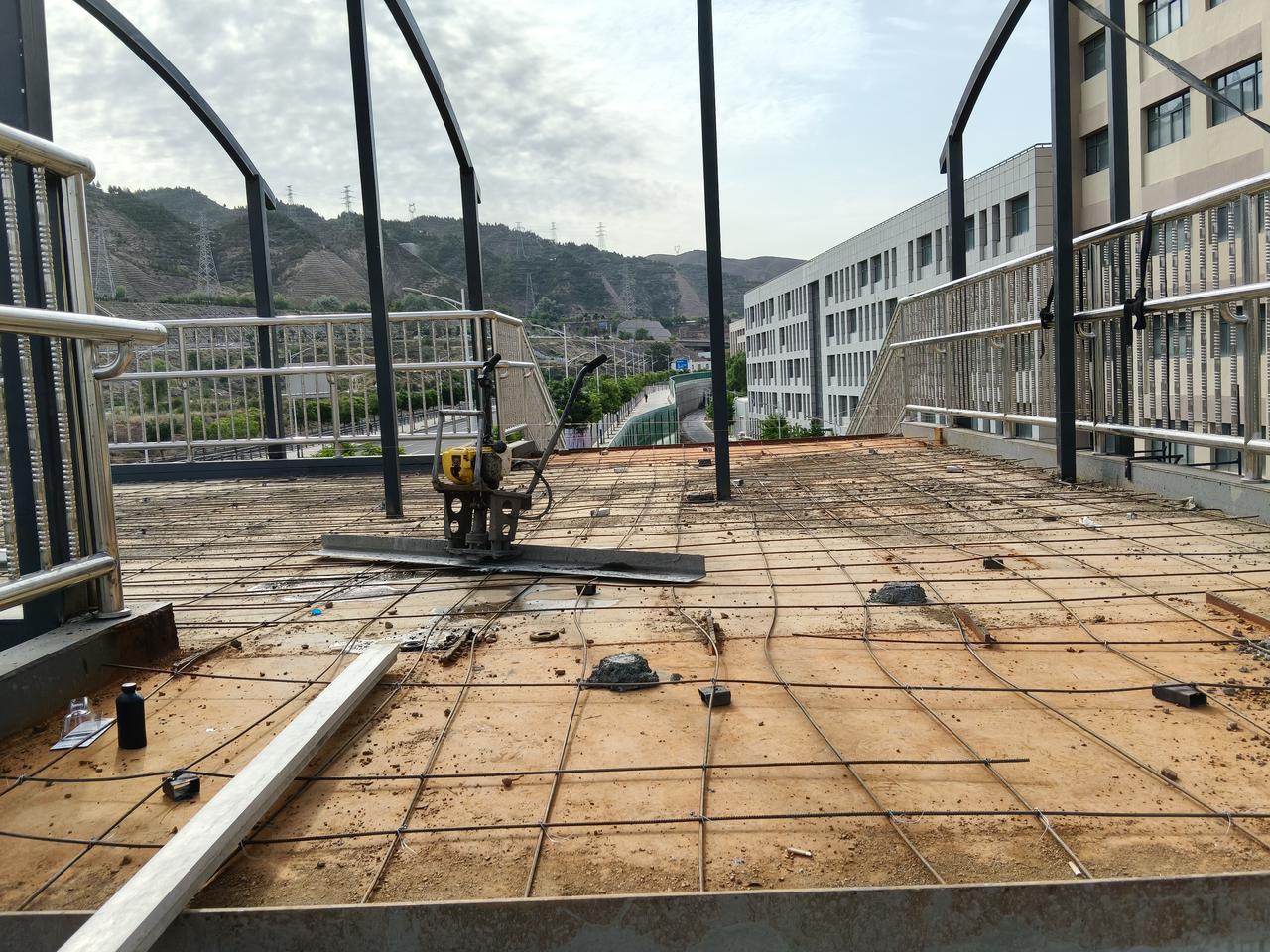 兰州市安宁区建安东路延伸段即将开通，毕竟铁板围栏经挡住了有三个多月。
目前施工进