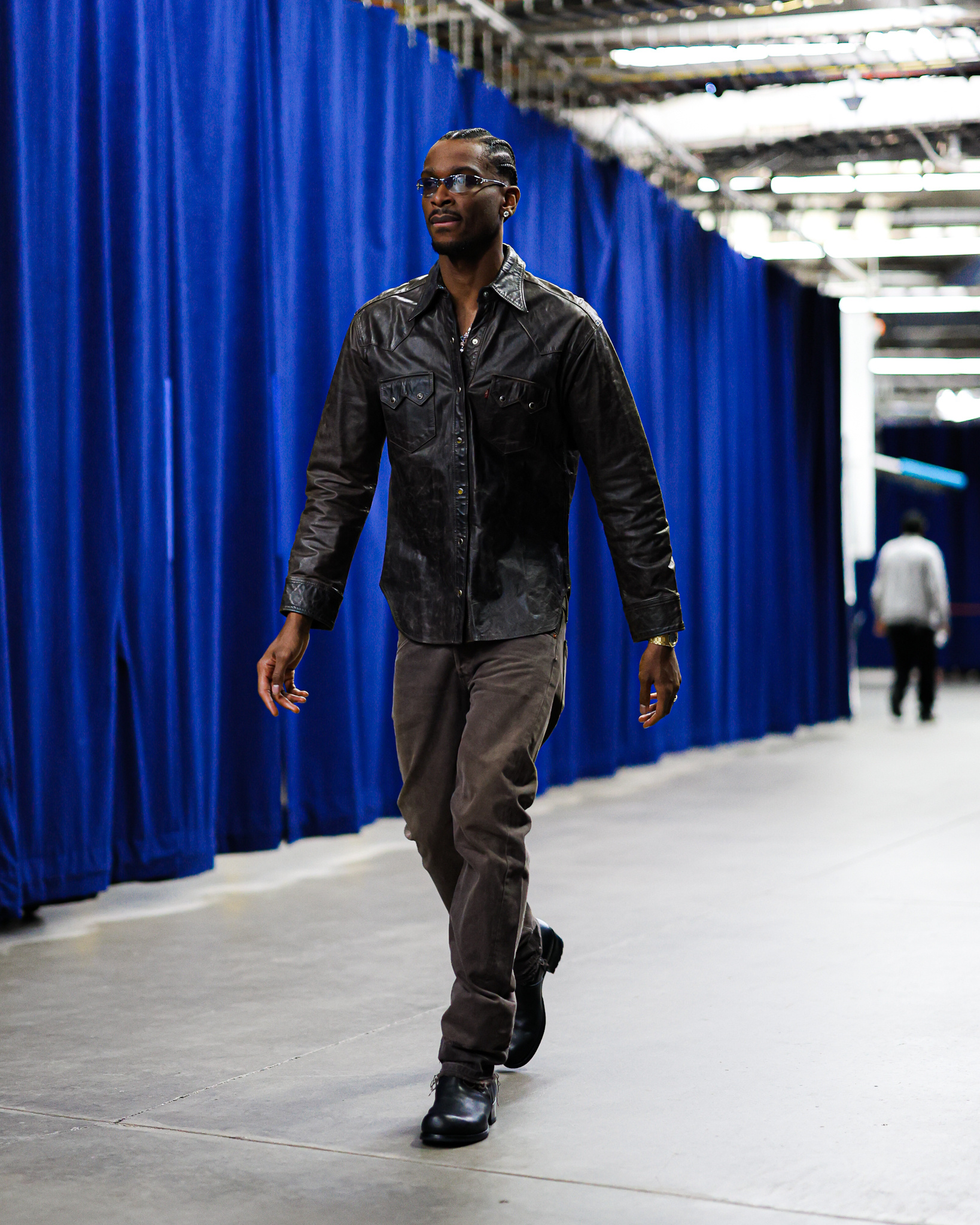 雷霆vs掘金的比赛即将开始，马戴派出的首发是：亚历山大、以赛亚乔、卡森华莱士、多