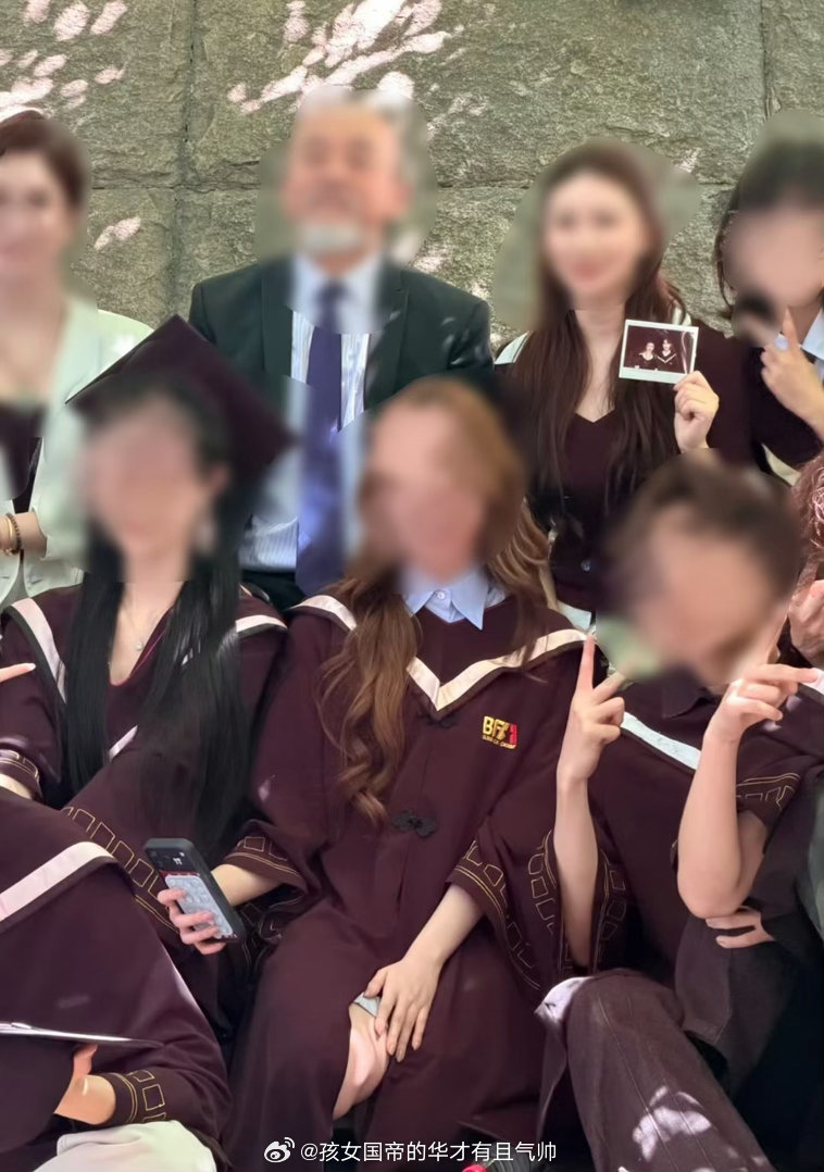 还是和老师的拍立得合照，恭喜宝宝结束了自己四年圆满的大学生活，毕业快乐🎓严浩翔