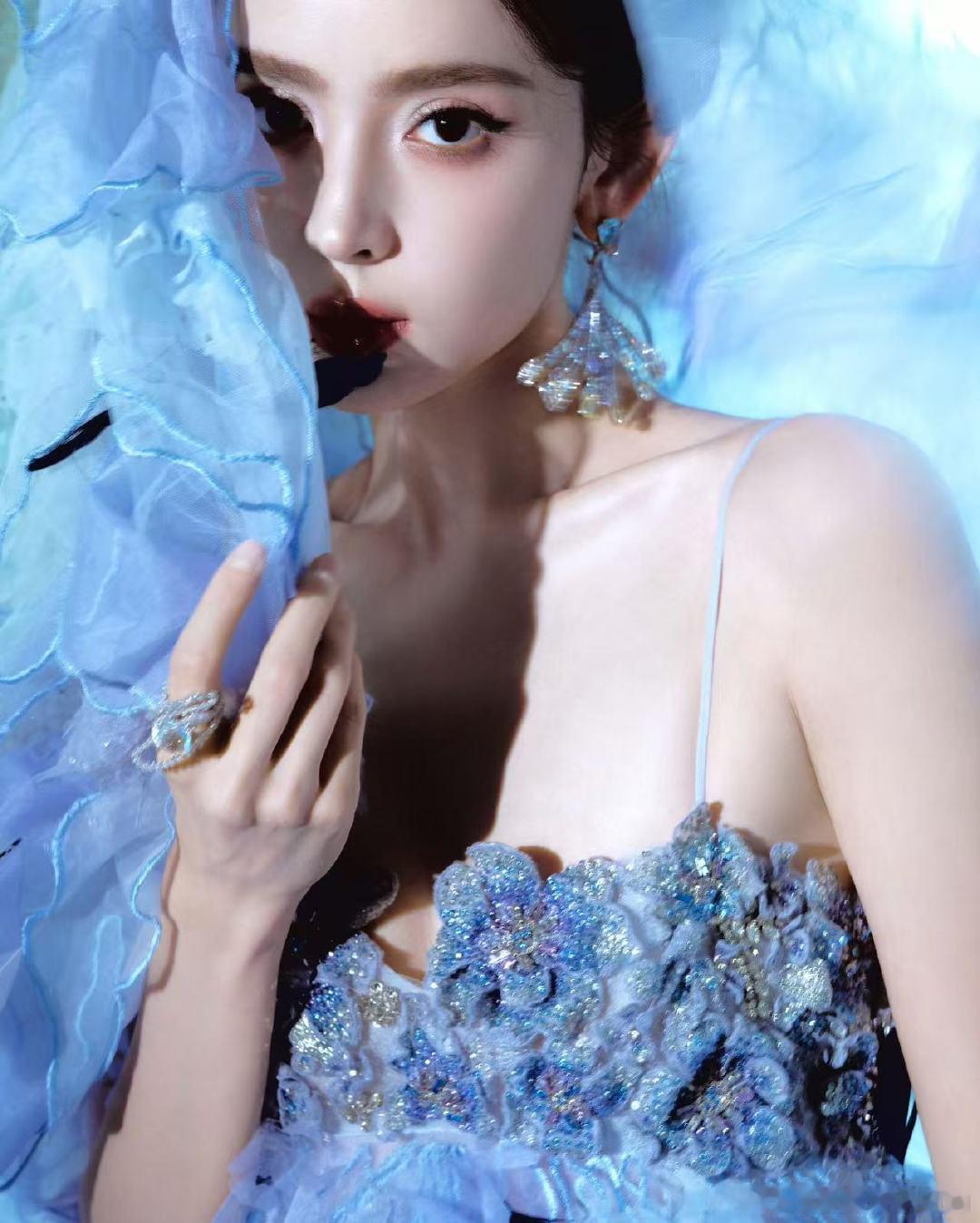 娜扎cos孔雀公主 谁说cos容易翻车！娜扎这孔雀公主造型直接美上热搜，清冷中带