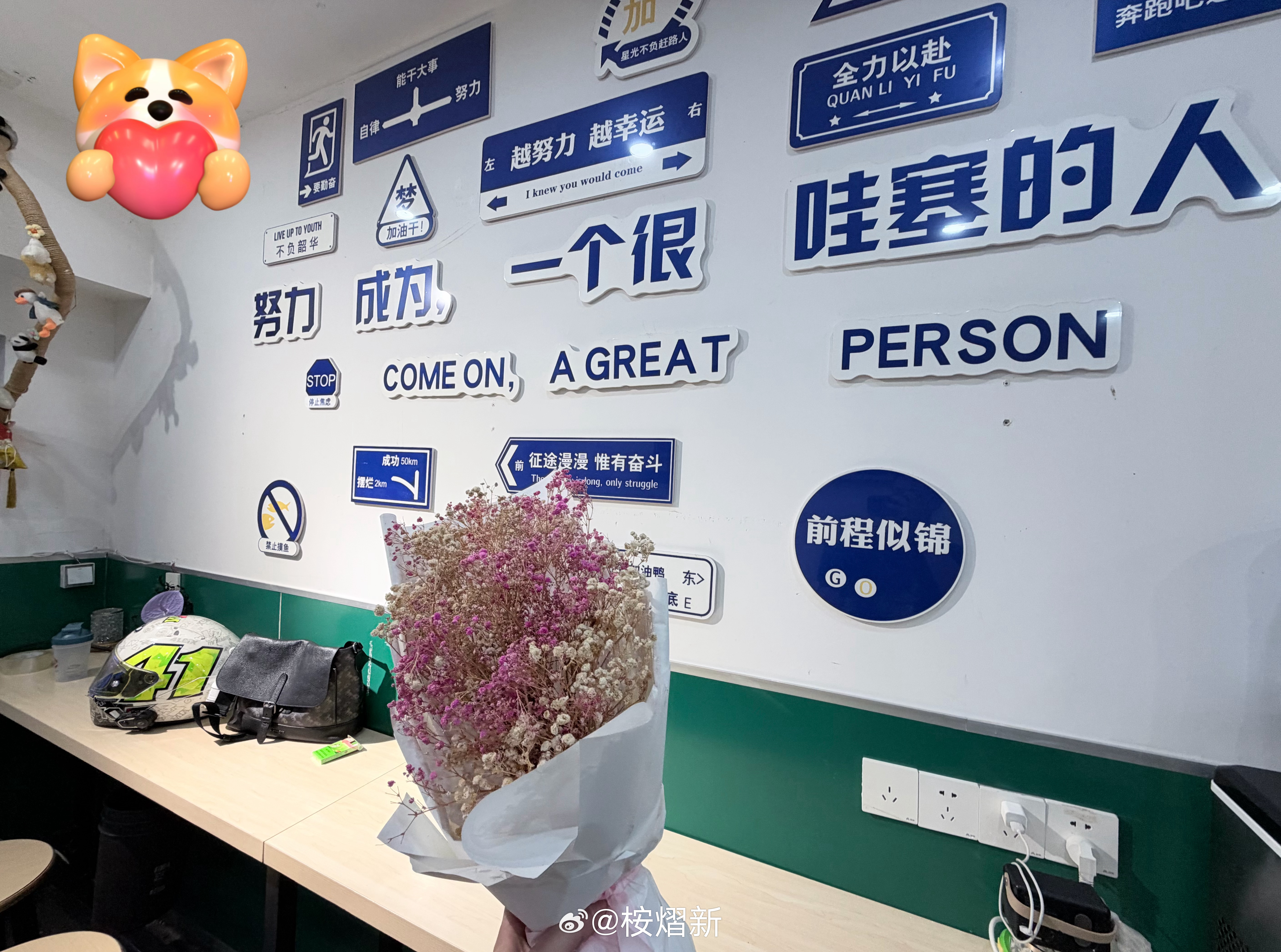 跟干了四年的店最后来一次合影，26年经历分手，失业，基金大亏，最难过的一年我也不