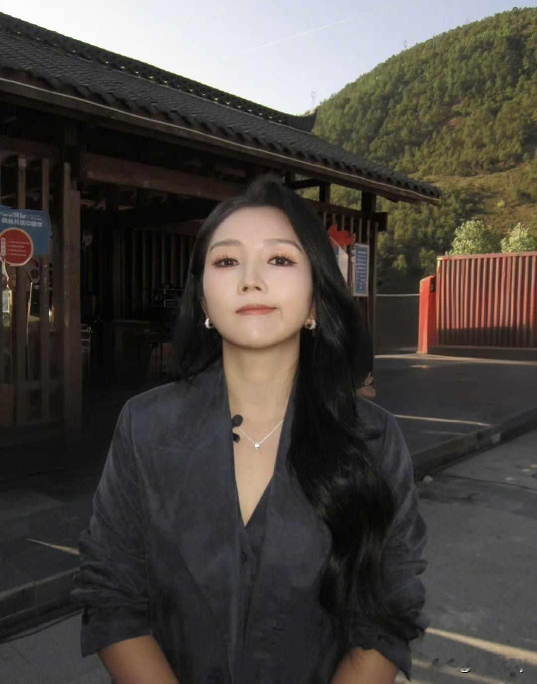 身为地地道道的贵阳人，何洁最爱的美食之一就是折耳根。看到这碗又辣又腥的凉拌折耳根