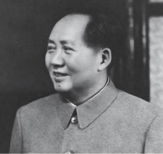 毛主席拆阅信件时，眼神忽然停住。这是一封来自无锡的信，署名“吴启瑞”。他不认识这