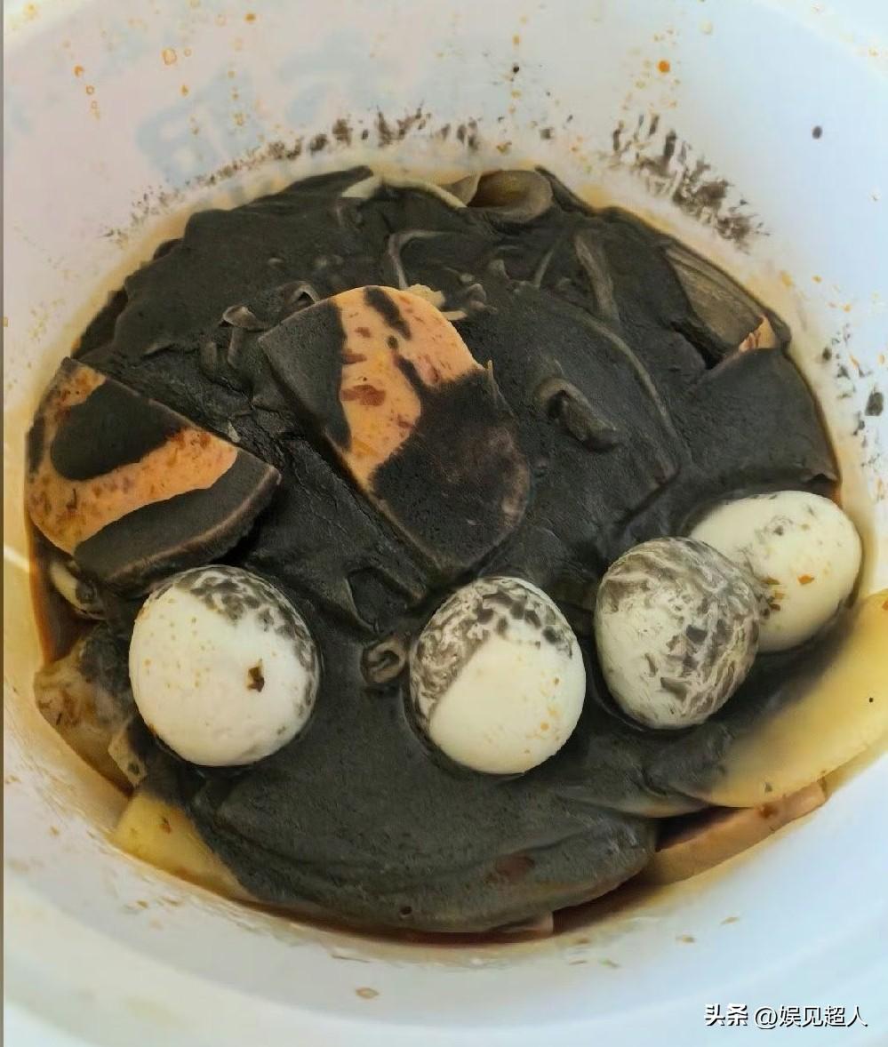 麻六记这碗“黑暗料理”给我整不会了，黑芝麻酱拌麻辣烫到底是创新还是翻车？

抱着