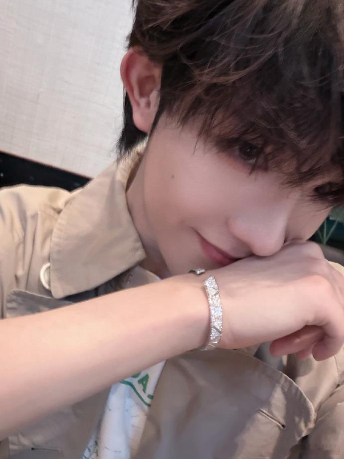 苏新皓时装周妆造苏新皓米兰时装周居然戴了七位数的手镯，满钻定制手镯真的闪瞎我的眼