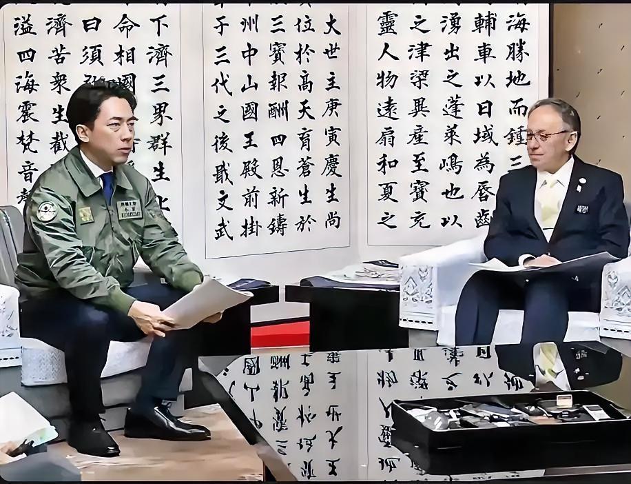 看看这张照片，还说“琉球是日本的”，不是在睁着眼睛说瞎话吗？

这是冲绳知事玉城