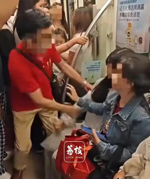 坏人变老了！成都，一小女孩正坐在地铁爱心专座上，一位约70岁的红衣老人走上前，以