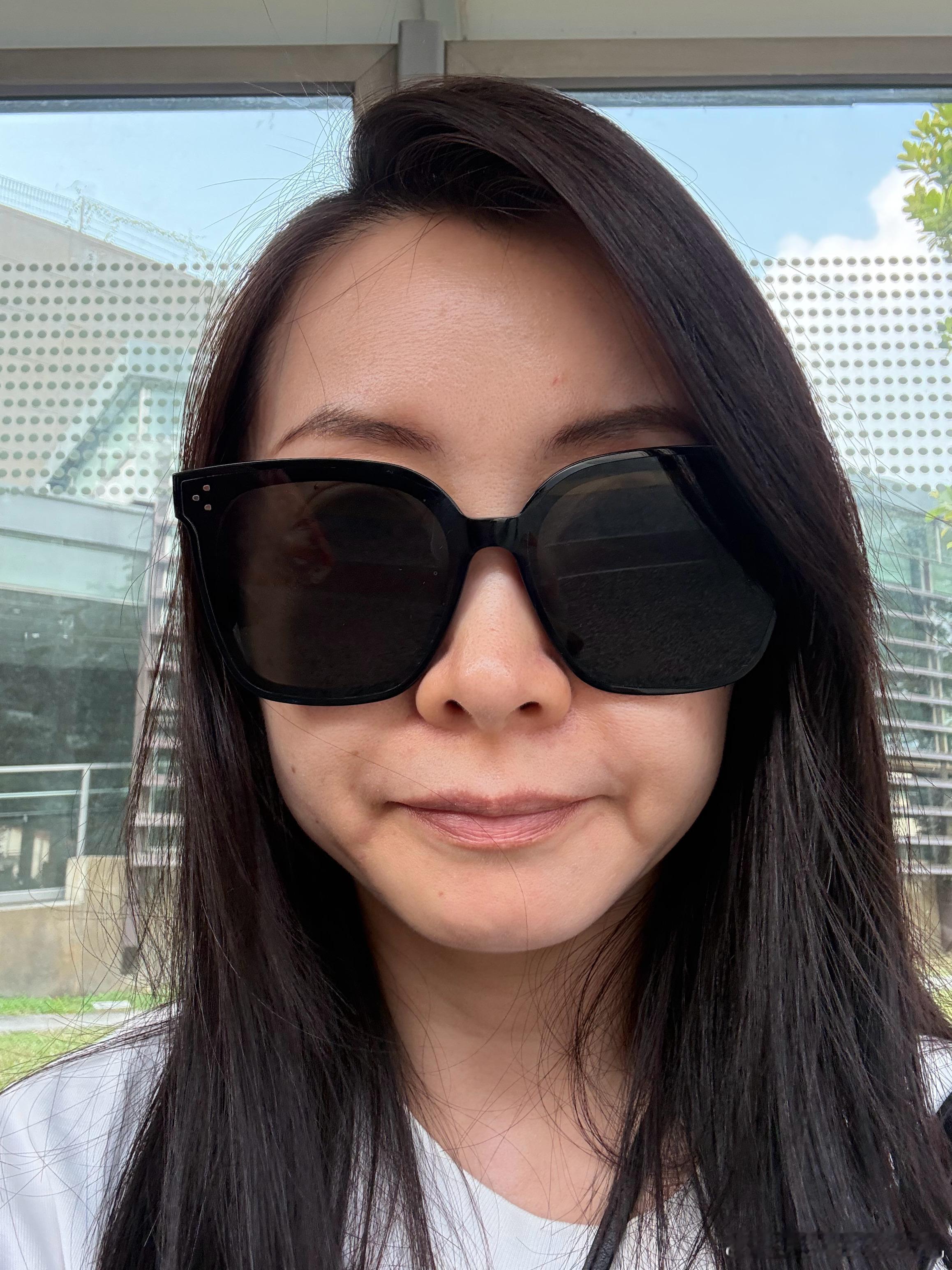 我到达商场外面的公交站了，等达哥校车过来。这辈子墨镜就焊在我脸上了。我就跟五竹叔