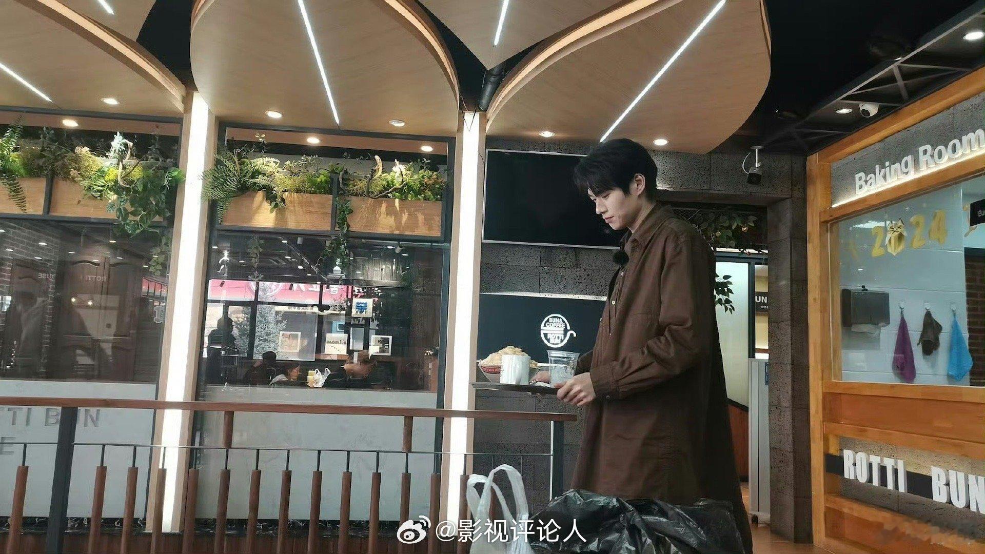 #魏大勋阿那亚吃烤串# 一些路人偶遇镜头下的魏大勋光看背影都觉得好温柔哦[抱一抱