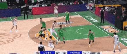 他是广东队中锋徐昕！
为什么说同年龄段的就差他还没打出来！
和他同年龄段的有：北
