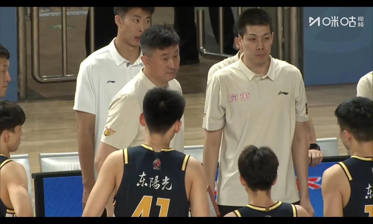 任骏飞上半场拿6分3板，换上便装就不言而喻，他下半场不大可能打球了

广东队今天
