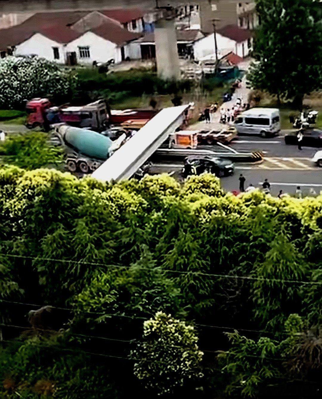 6月12日，有多名网友发布图片、视频显示在一道路上，有长条形混凝土压住车辆车头等