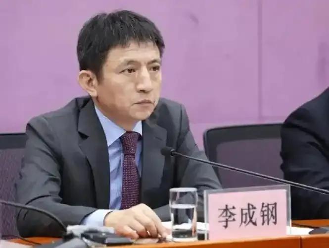 中美关税战新转机！李成钢放话：24%关税暂停再续，背后有啥大招？

最近中美贸易