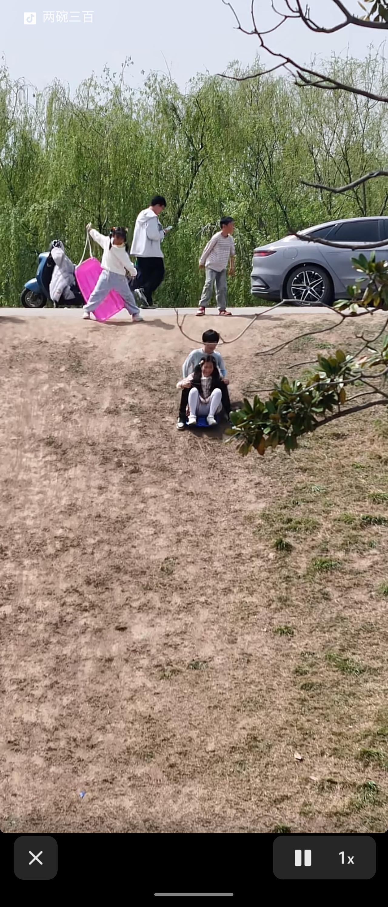 晒出你的本地生活仲春时节，孝感河口大桥旁的河堤绿草如茵，正是滑草好去处。带上孩子