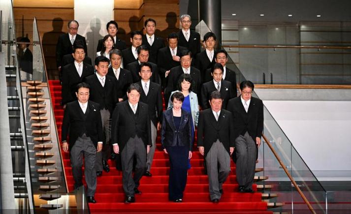 号称铁娘子2.0版的日本新任首相高市早苗，与内阁成员合影，出人意料地展现了仍由男