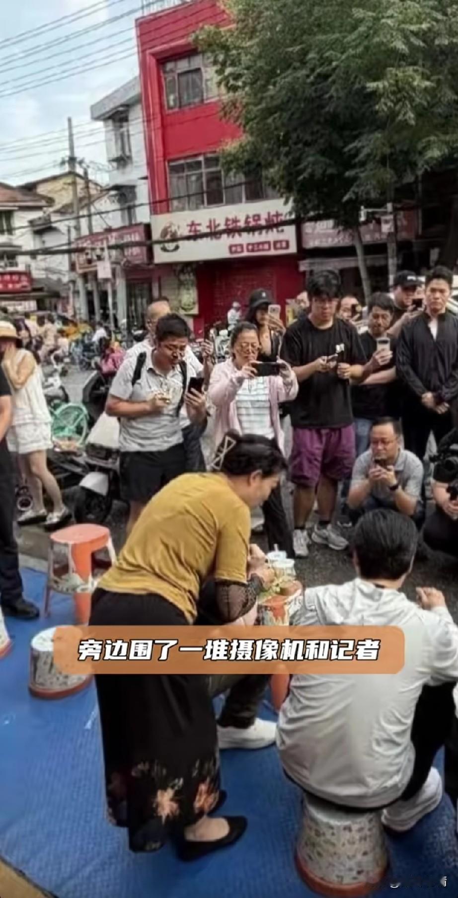 最近雷军和黄仁勋被很多网友对比，
原因就是黄仁勋去台北夜市吃地摊，
现场没有很多