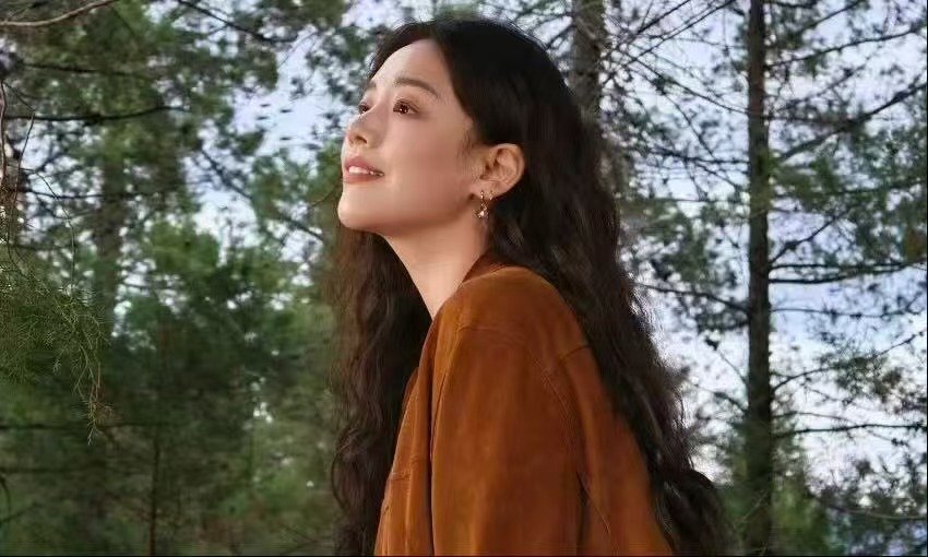 马思纯云南体验簪花马思纯的云南簪花造型太惊艳了，鲜花点缀发丝间，温柔又明媚，笑容