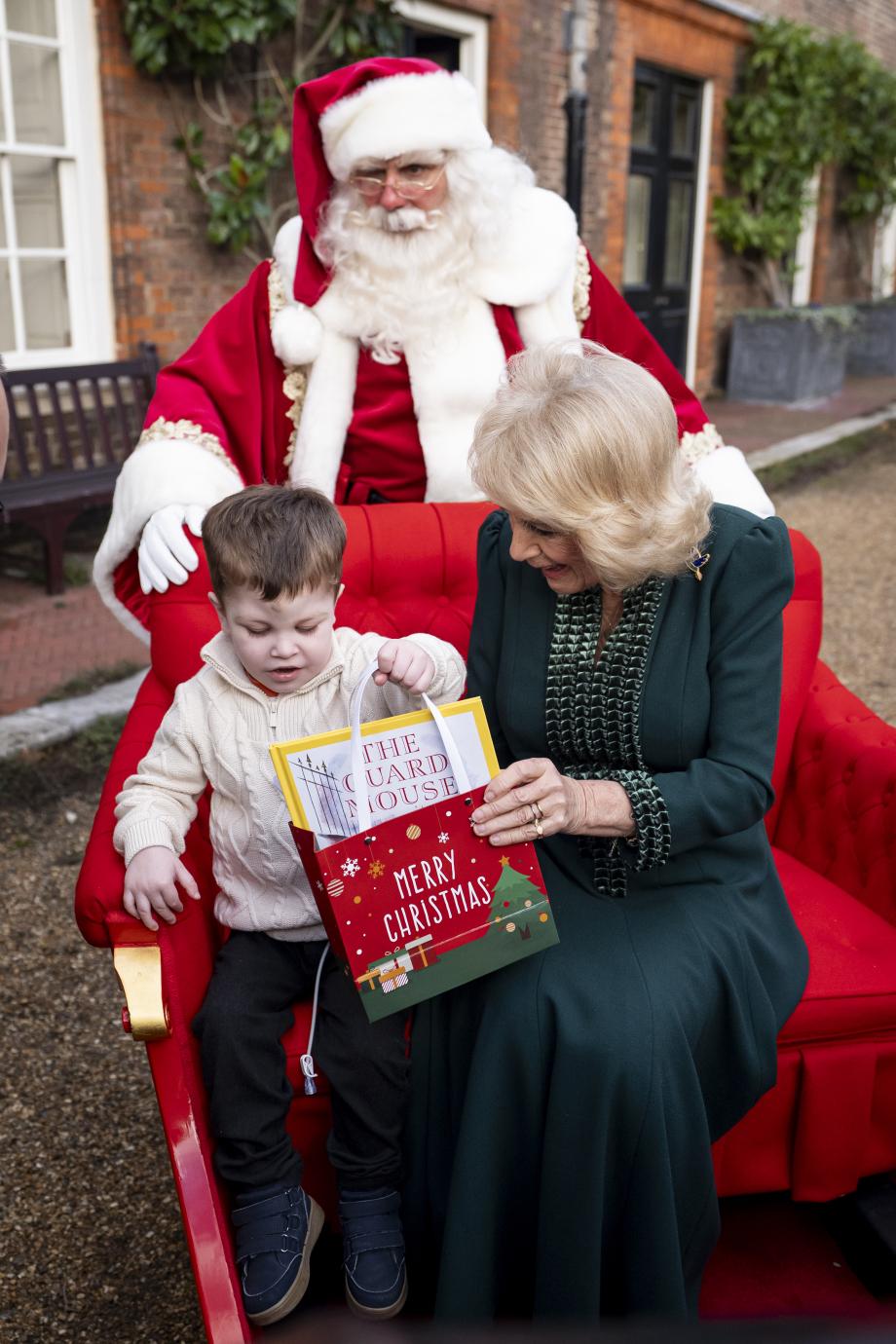 2025年12月11日，卡米拉在克拉伦斯宫为受到海伦和道格拉斯之家以及罗尔德·达
