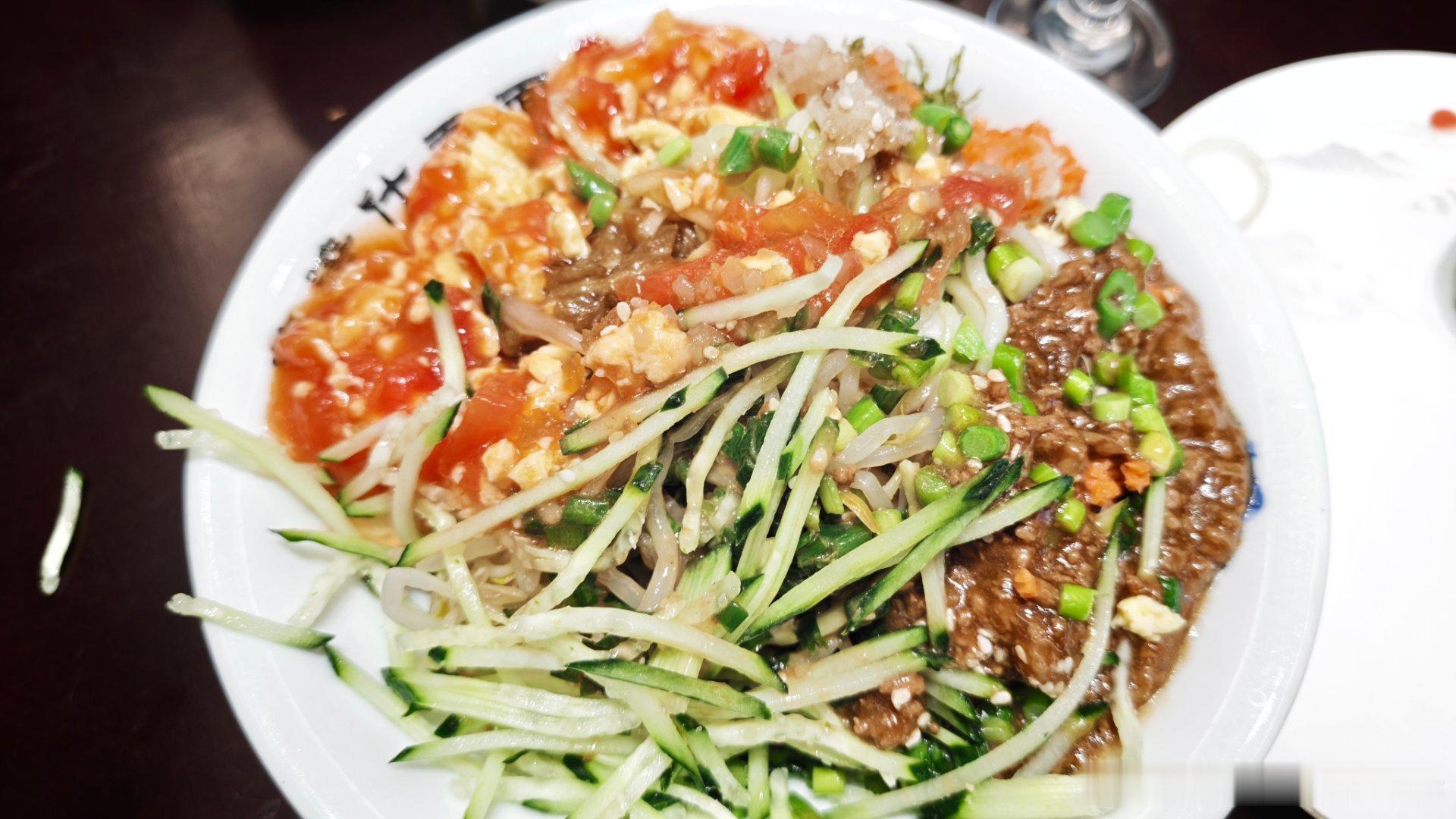 这是我这辈子吃过面码最多的面了，绕桌子一整圈全是这碗临清什香面的面码和调料，而且