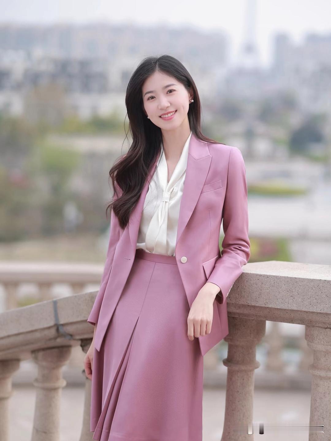 粉色西装搭配白衬衫，简直是都市女性优雅职场风的标配！
选粉色可有讲究，别选糖果粉