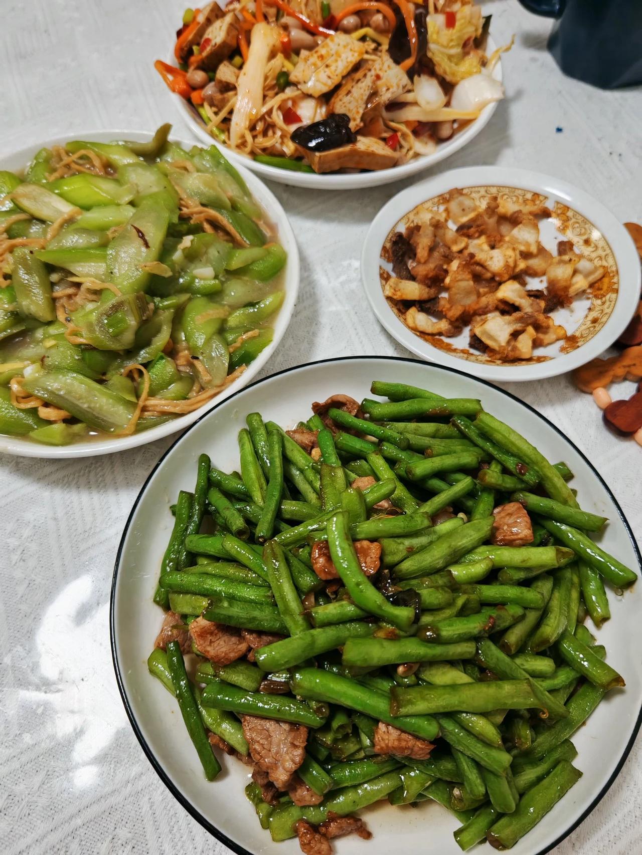 小县城四口之家晚饭
今天晚上做了豆角炒肉，丝瓜炒馓子，香煎五花肉，凉拌杂烩，这些