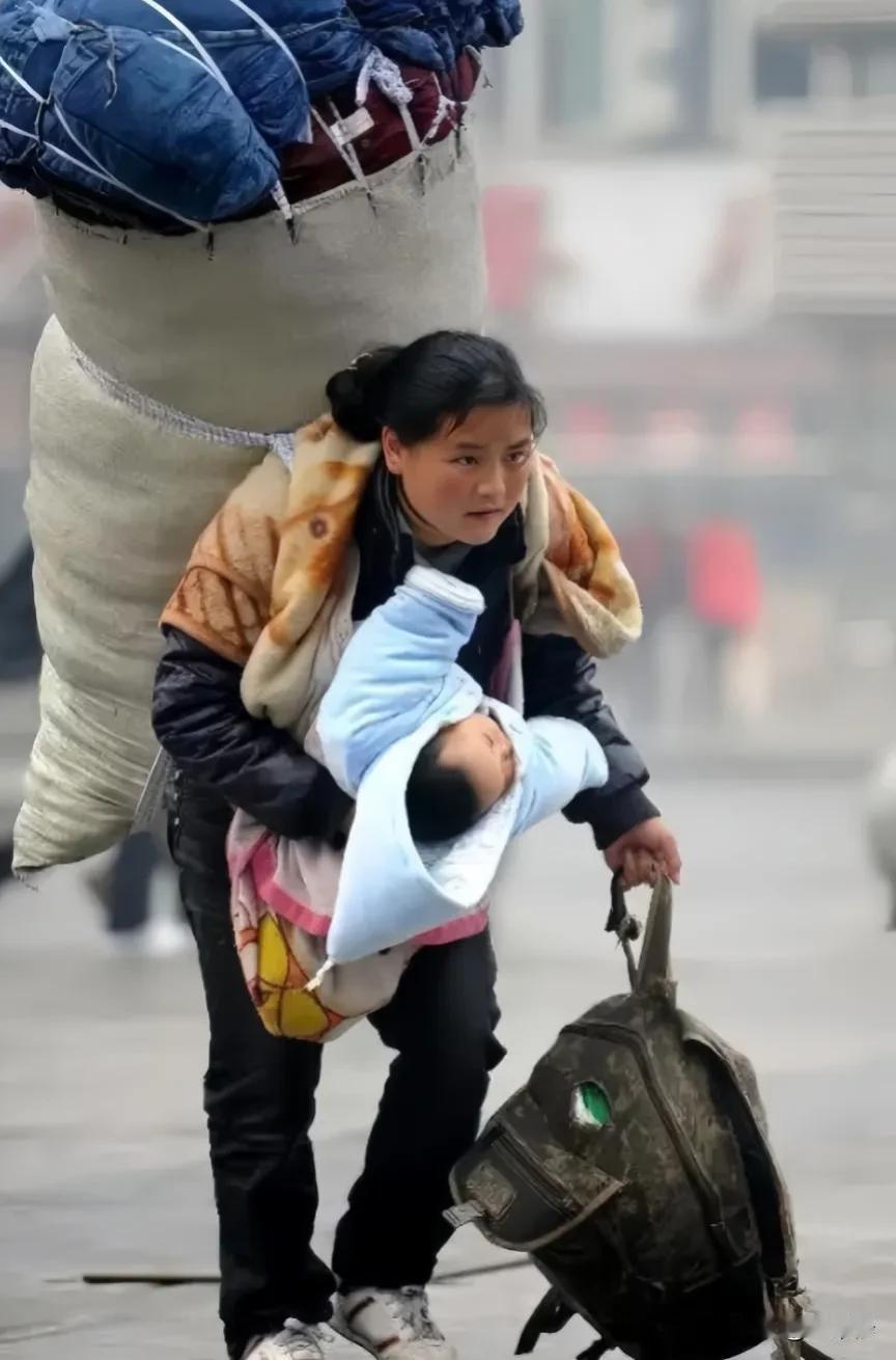 这张照片，拍摄于14年前的南昌火车站，彼时正值春运，摄影师无意间捕捉到了这感人的