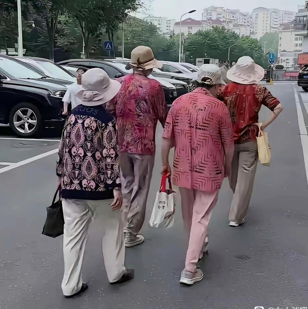 为啥不少长辈穿搭清一色透着土气？
 
真心看不懂现在很多老人的穿搭，款式老旧沉闷