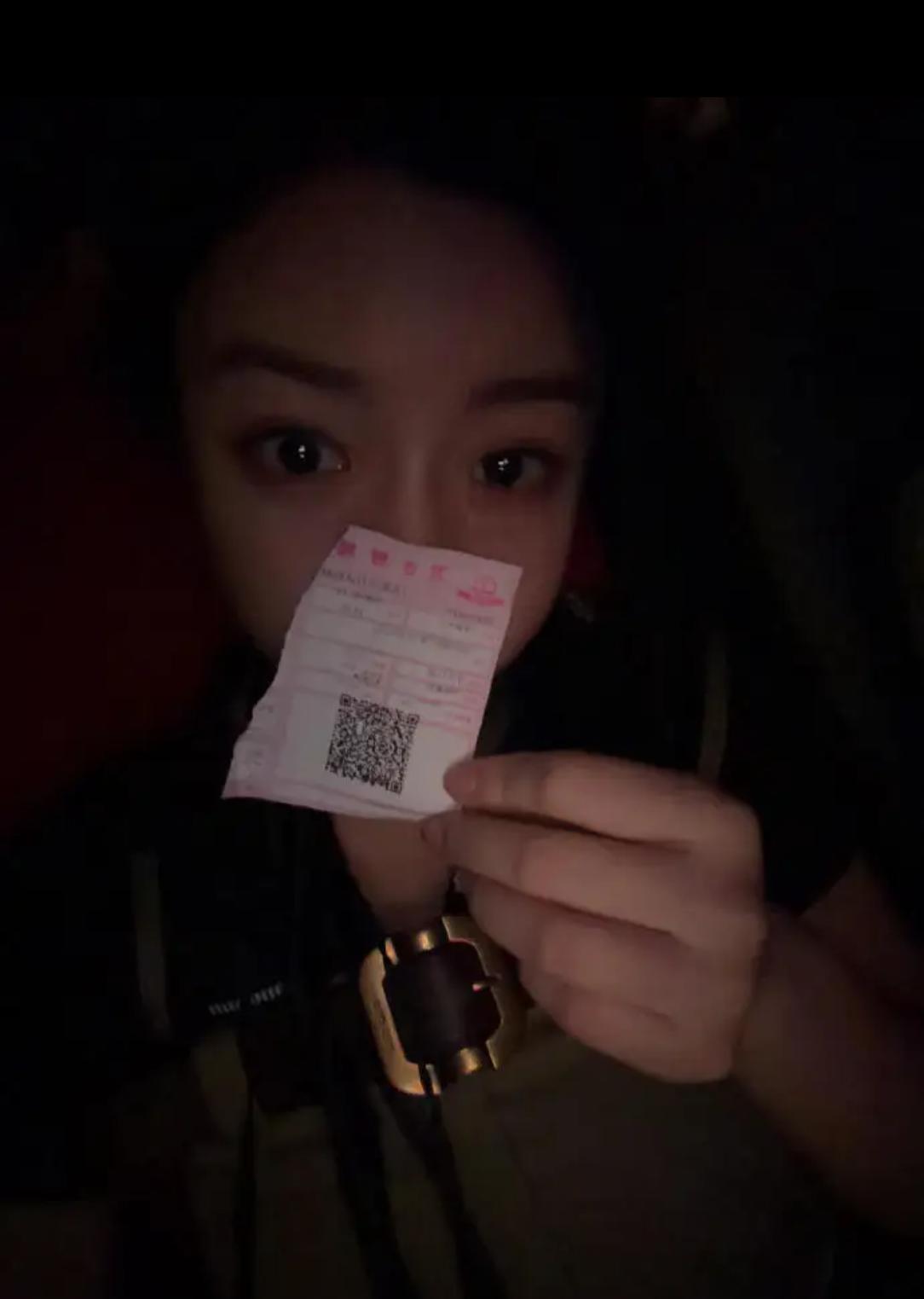 陈妍希哭着看完电影《给阿嬷的情书》，感动的发布微博为这部电影宣传，直言“好的电影