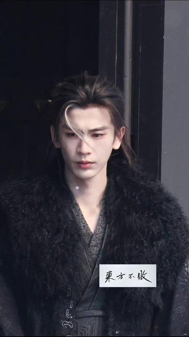 张凌赫拍戏误伤自己张凌赫这一下看着好痛 张凌赫拍戏不小心被自己打到了，看起来真的