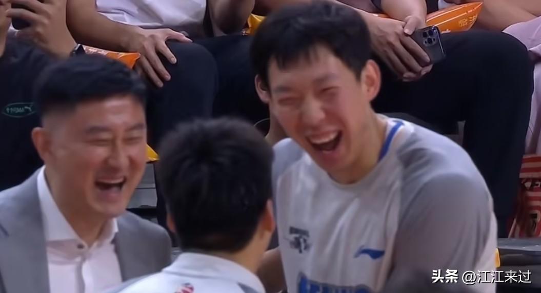 周琦3分，罚球7中1，从NBA的周一板到CBA的周三分！奥尼尔罚球也没有这么差劲