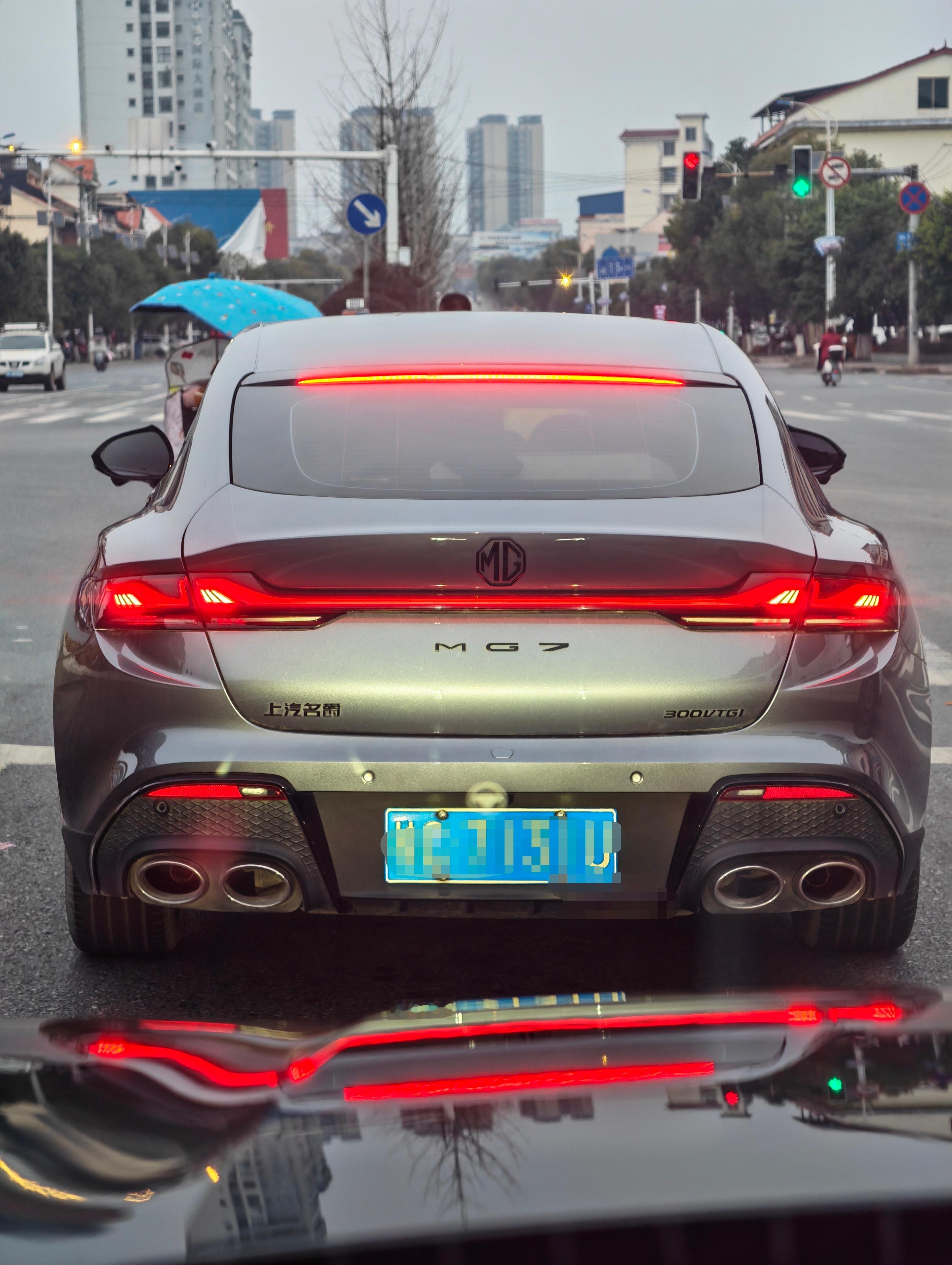 偶遇一辆名爵MG7，这个角度帅啊，有点Model 3的风格，真的帅！ 