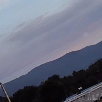 关于“慢下来”这个时代很快，快到我们来不及思考。我们追逐下一个目标，却忘了感受此