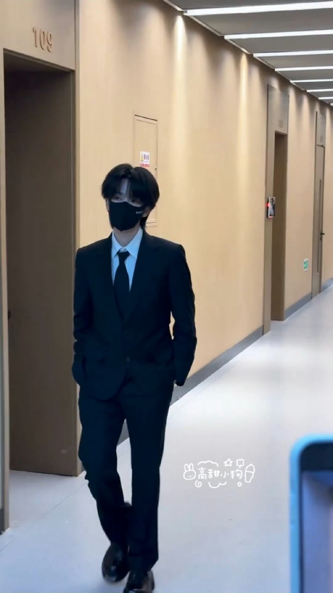 贺峻霖辅导员好命苦贺峻霖辅导员一路护送答辩无数粉丝路人前来围观场面拥挤，小贺低调