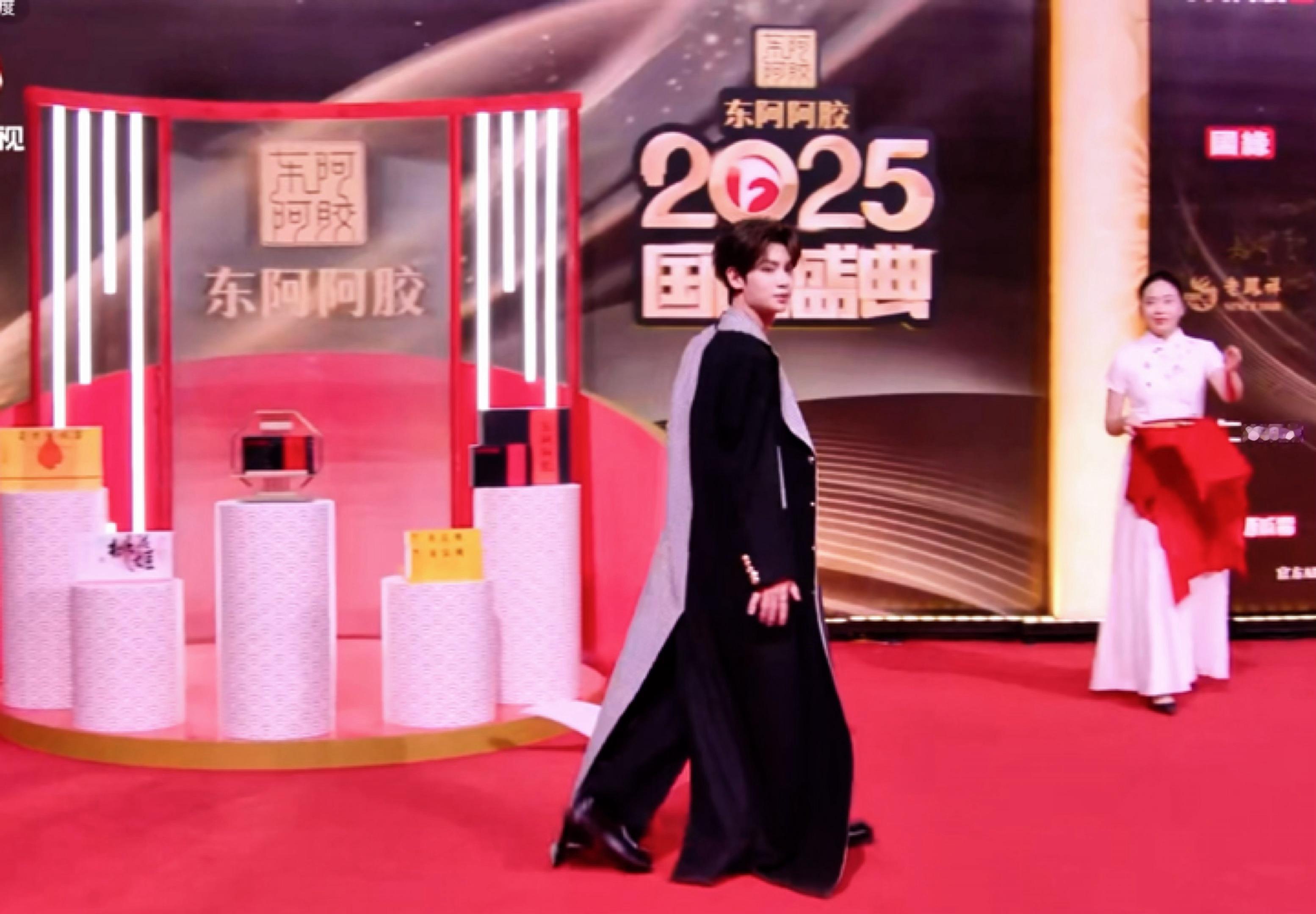 哎？不小心走过了顺手再耍个帅吧😎国剧盛典直播